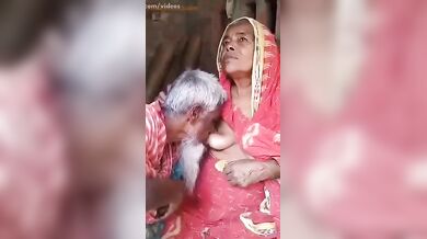 बांगला दादी के बूब्स चूसते दादा जी